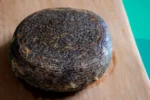 Pecorino artisanal, Sicilien recouvert de poivre noir, premier affinage – Image 3