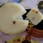 Pecorino Sicilien, artisanal au poivre noir, premier affinage – Image 2